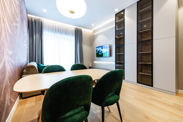 Masa din lemn si scaune catifelate, armonie in dining modern