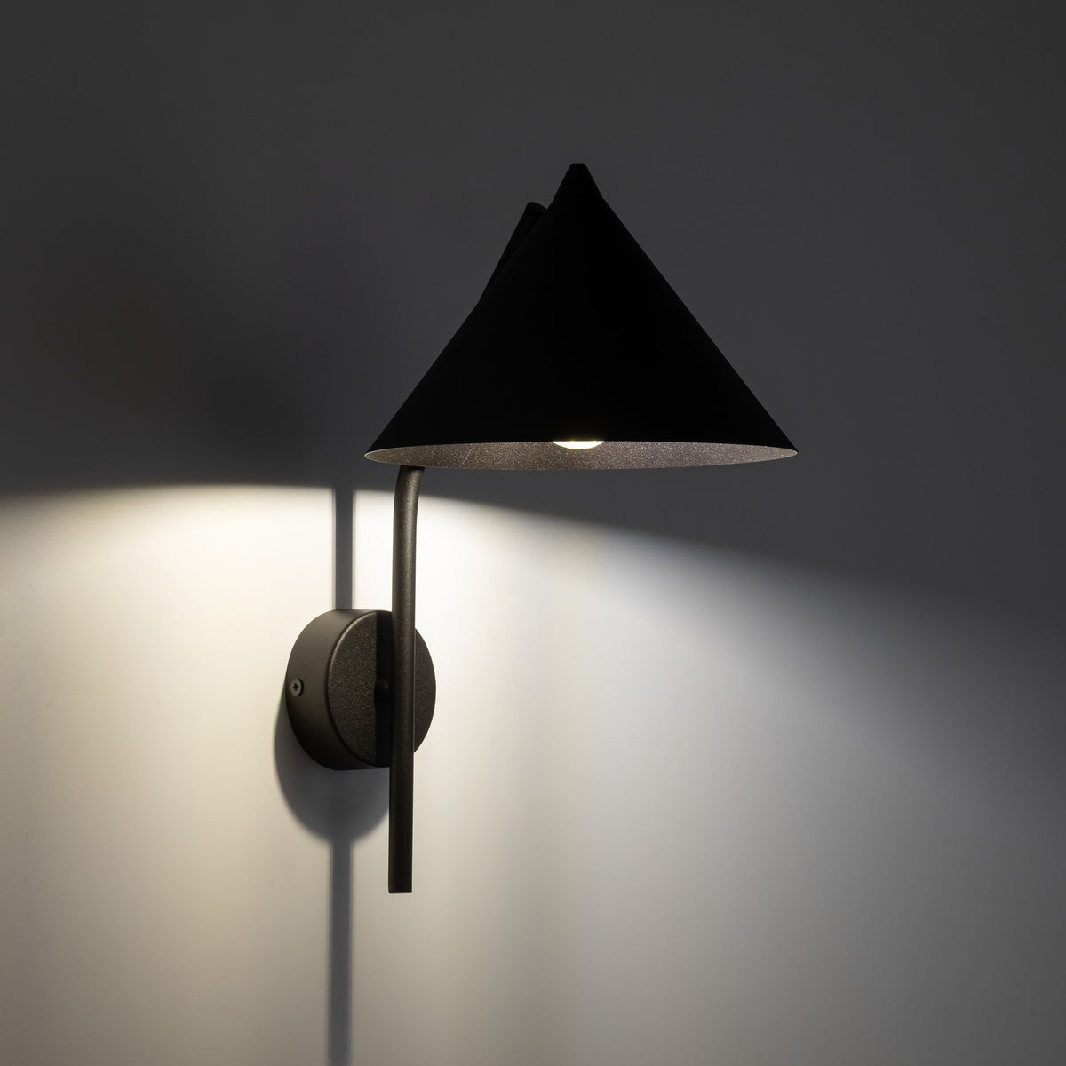 Aplica de perete Cono Black 1 10041