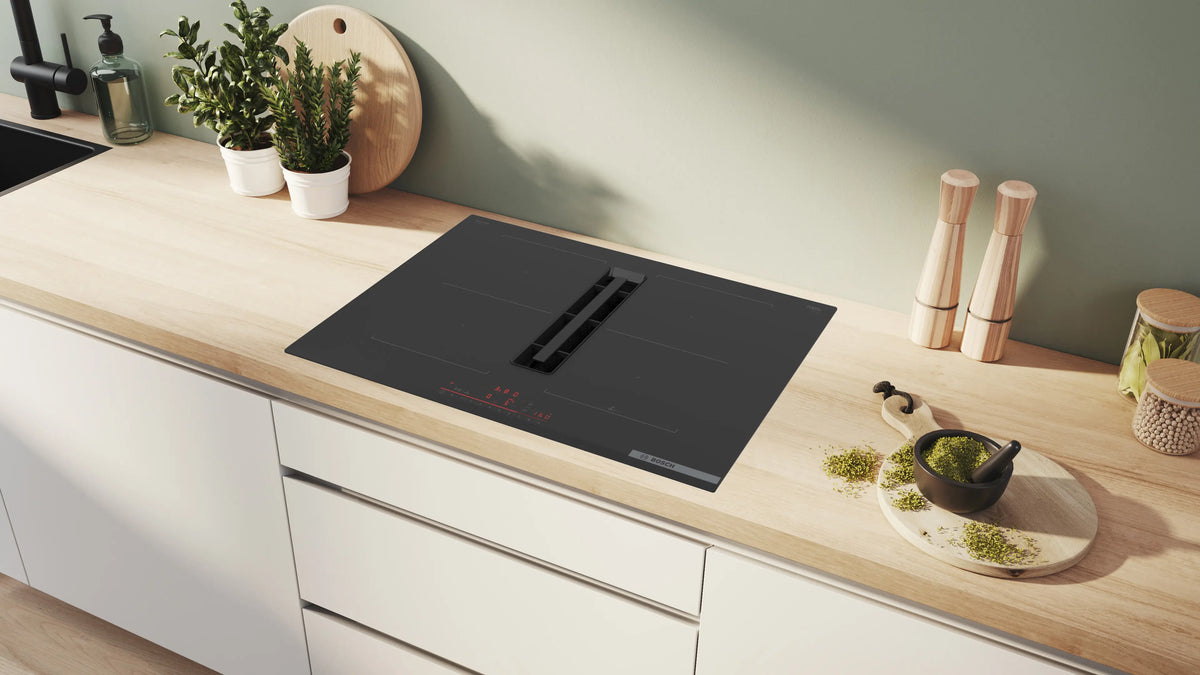 Plită cu inducție și hotă integrată Bosch PVQ731H26E, Seria 6, 70 cm, neagră