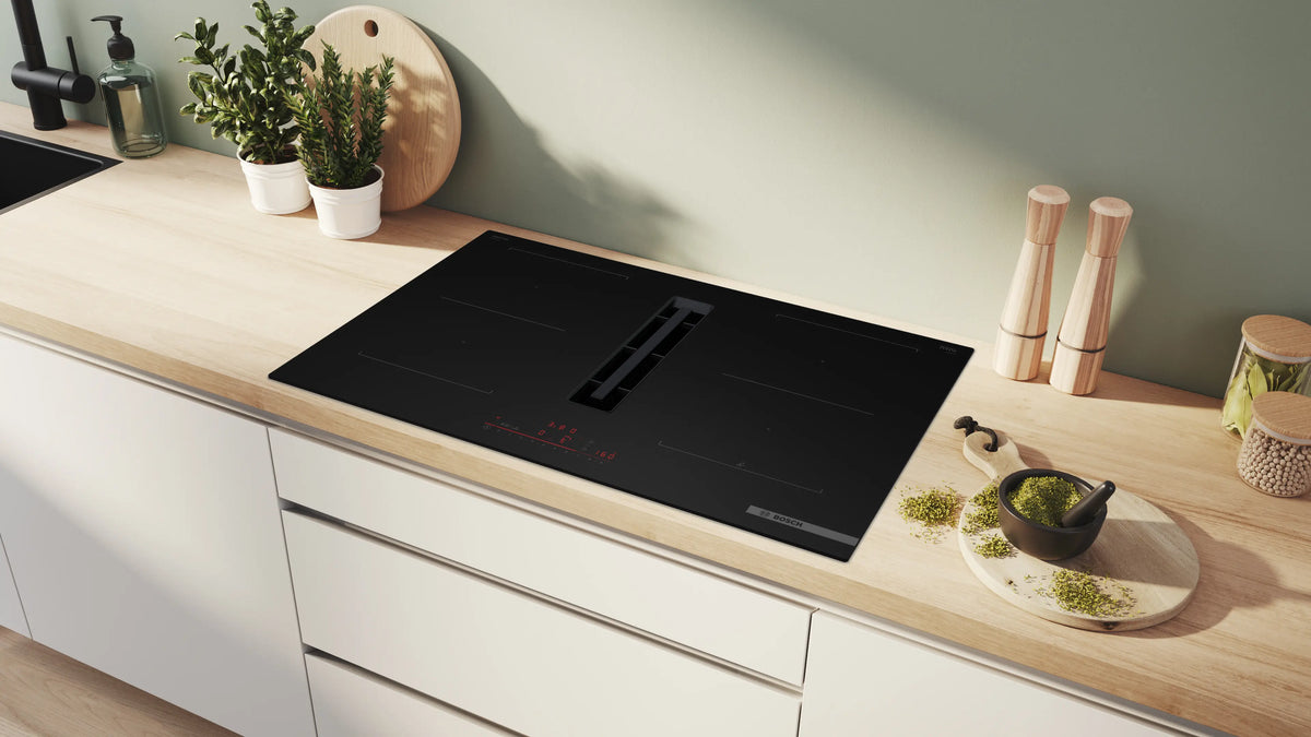 Plită cu inducție și hotă integrată Bosch PVQ81AH26E, Seria 6, 80 cm, neagră