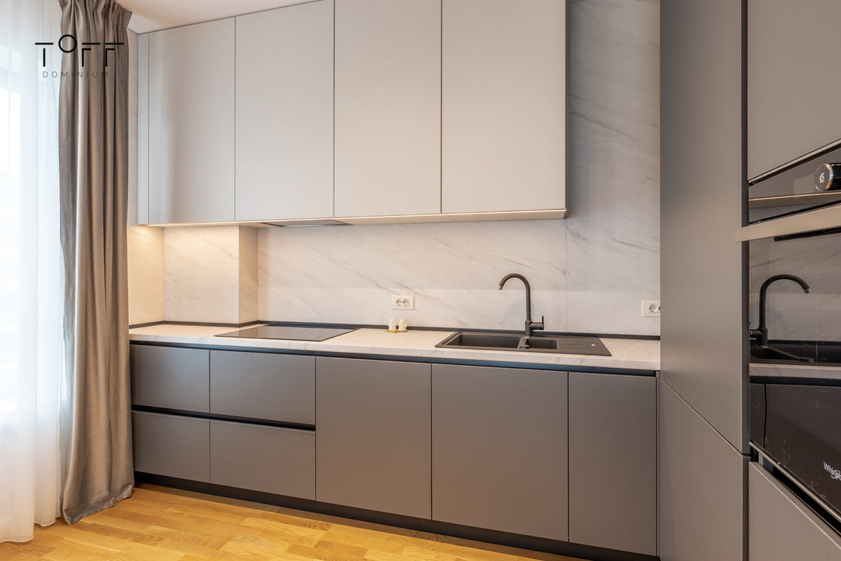 Bucatarie open-space gri in stil modern